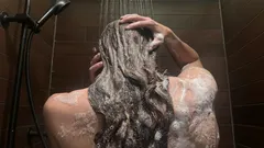 Tvätta håret på morgonen eller kvällen: vilket alternativ gör att det håller sig rent och starkt längre?