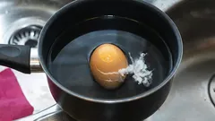 Varför spricker ägg när de kokas – och hur du kan undvika det med ett enkelt knep