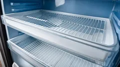 Gulnade kylskåpsdelar blir vita igen: ett medel med tre ingredienser som du har hemma