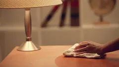 Varför fortsätter damm att ta sig in i hemmet direkt efter städning, även när fönstren är stängda?