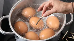 Varför kastar vissa hemmafruar brända tändstickor i vattnet när de kokar ägg?