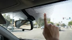 Svarta prickar på vindrutan: vad de är och varför de behövs