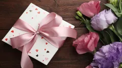 Vad ska man ge en tjej den 8 mars: klassiska idéer som aldrig går ur tiden