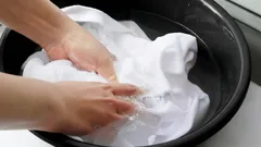 Tillsätt 2 matskedar i vattnet – då blir vita kläder som nya: gulning och smuts försvinner i tvätten