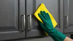 Rengöra köksluckor utan att skrubba: sprayen som löser fett på 10 minuter