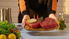 Varför ska man inte skölja rått kött under kranen före tillagning?