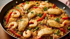 Så lagar du en god paella med kyckling och räkor – detaljerat recept