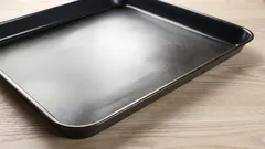 Så tar du bort ingrott fett från ugnsplåtar: ett ovanligt knep med senap