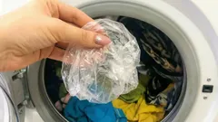 Varför lägga en plastpåse i tvättmaskinen: ett lifehack du garanterat inte kände till.