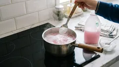 Koka upp sköljmedel med en matsked bikarbonat: varför det behövs och hur du gör