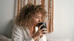 Att dricka kaffe på morgonen på fastande mage: går det eller inte?