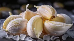 Varför vissa hemmafruar fryser vitlöksklyftor: lägg det här matlagningstricket på minnet