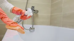 Så rengör du badkaret så att det blir skinande vitt: en enkel huskur med tre ingredienser